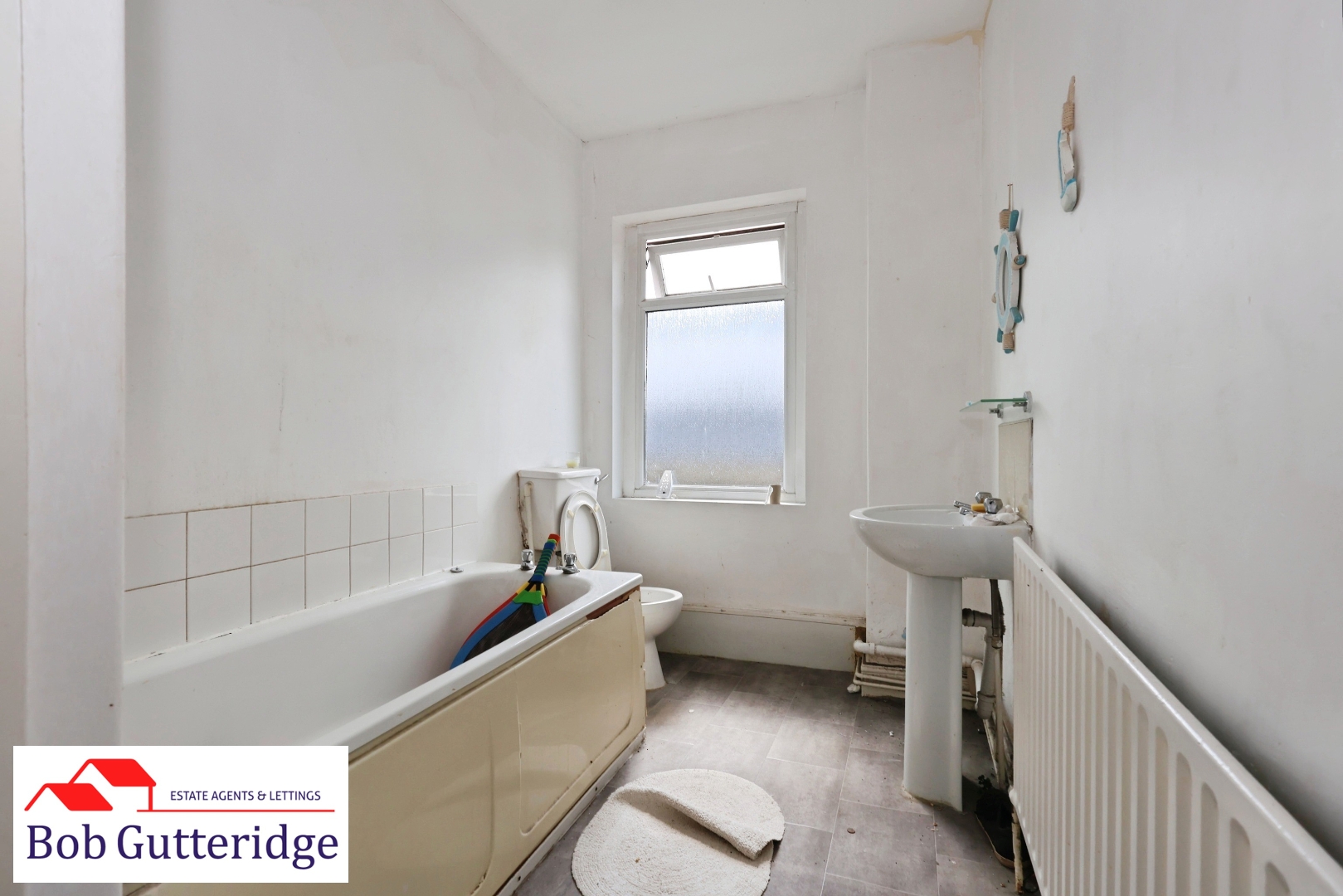 FIRST FLOOR BATHROOM
